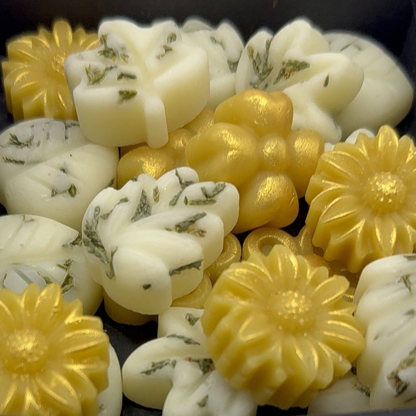 CROWN OF PINES Luxury Botanical Wax Melts made of coconut-soy wax and pure beeswax