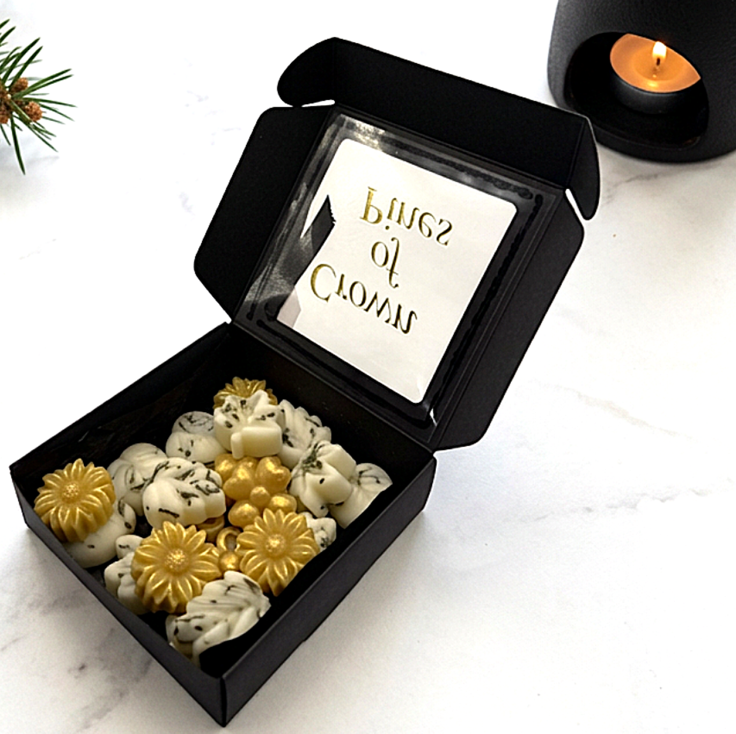 CROWN OF PINES Luxury Botanical Wax Melts made of coconut-soy wax and pure beeswax