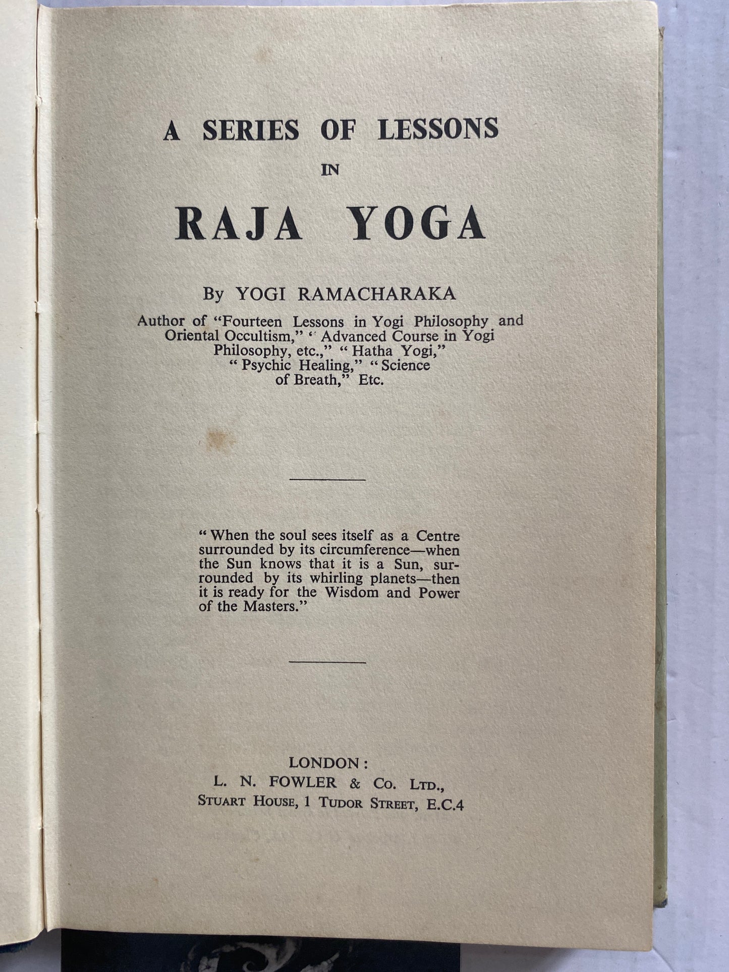 A Series of Lessons in Raja Yoga -  Yogi Ramacharaka (William Walker Atkinson) 1969 Rare collectable