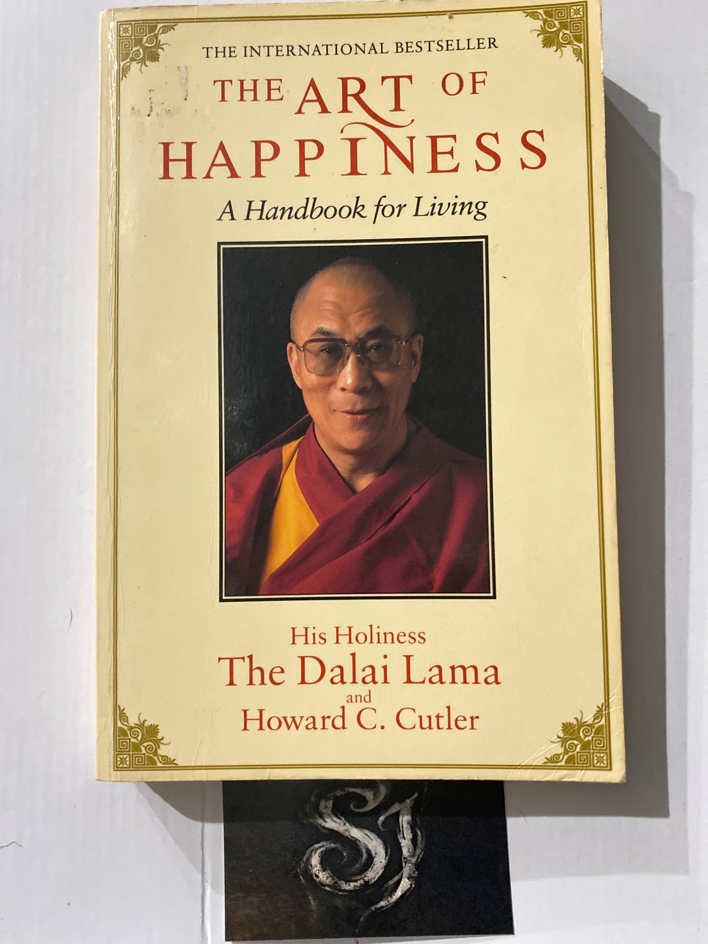 The Art of Happiness: A Handbook for Living by the Dalai Lama & Howard C. Cutler white cover